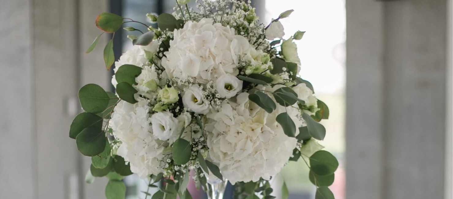 Ein liebevoll zusammengestellter, weißer Blumenstrauß