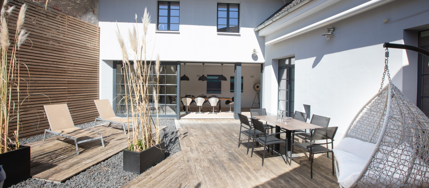 Terrasse mit Liegemöglichkeiten, einer Sitzecke und Relaxsessel