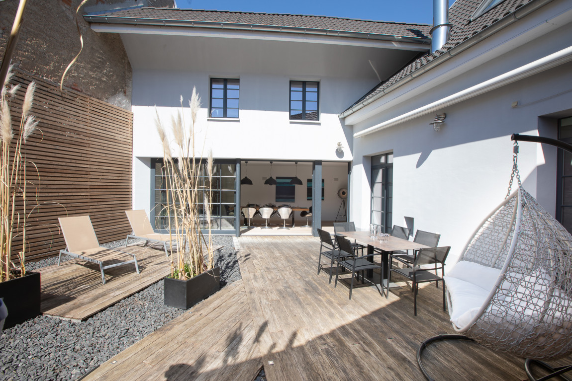 Terrasse mit Holzbalken verschiedene Sitzgelegenheiten, Sonnenliegen und Relaxsessel