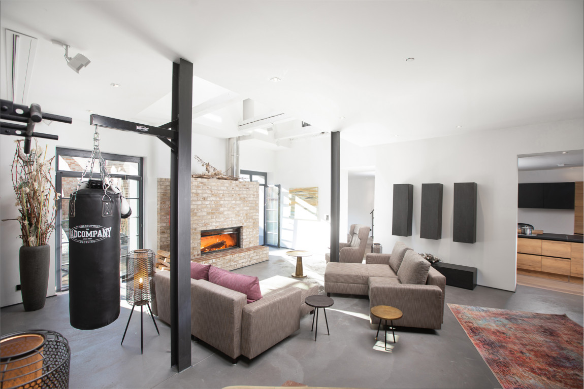 Blick ins Wohnzimmer mit offenem Kamin und Boxsack