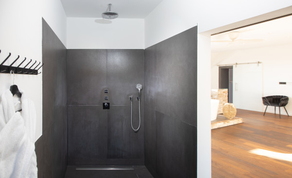 Begehbare Dusche beim Schlafzimmer