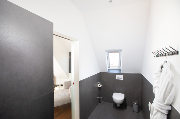 Toilette ans Schlafzimmer angeschlossen
