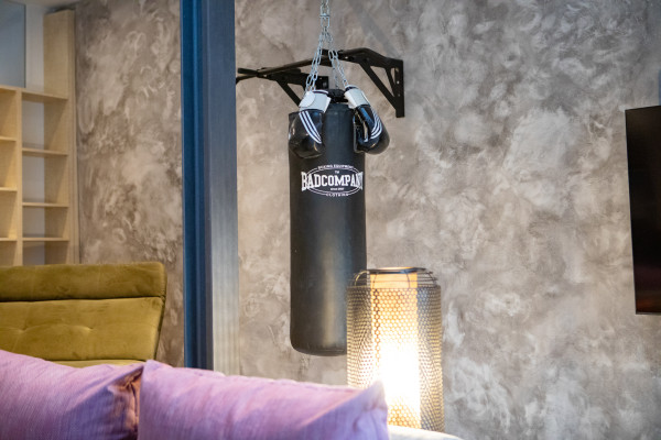 Boxsack im Wohnzimmer