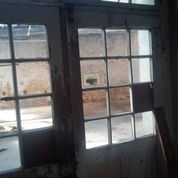 Sprossenfenster mit Blick in den Hof