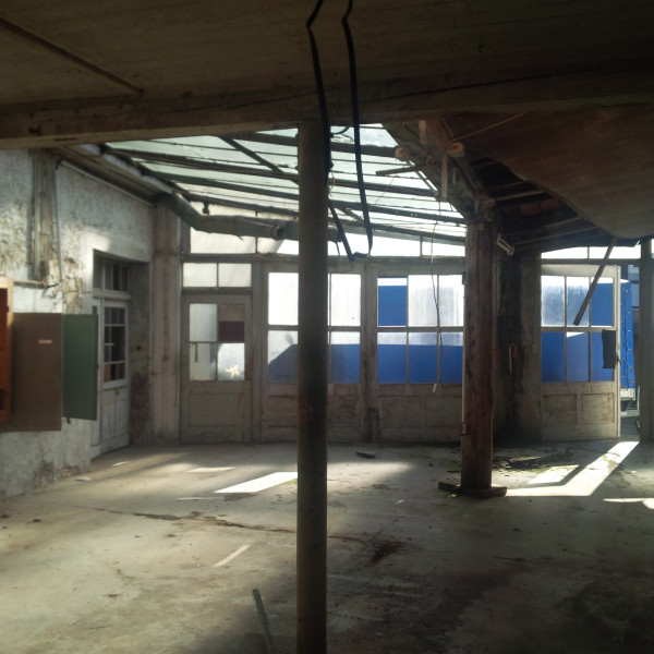 Offene Halle mit grossen Dachfenstern