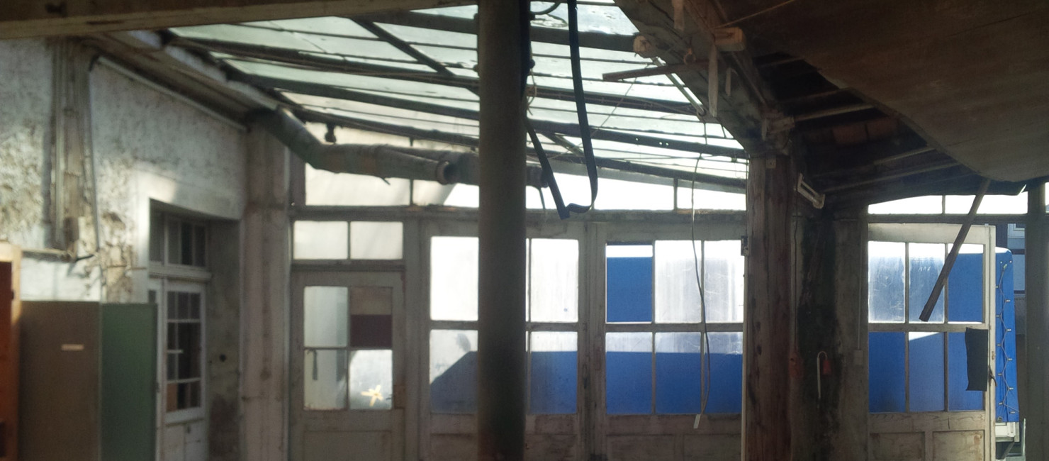 Leere Halle mit Lichtdurchflutetem Bereich durch Dachfenster