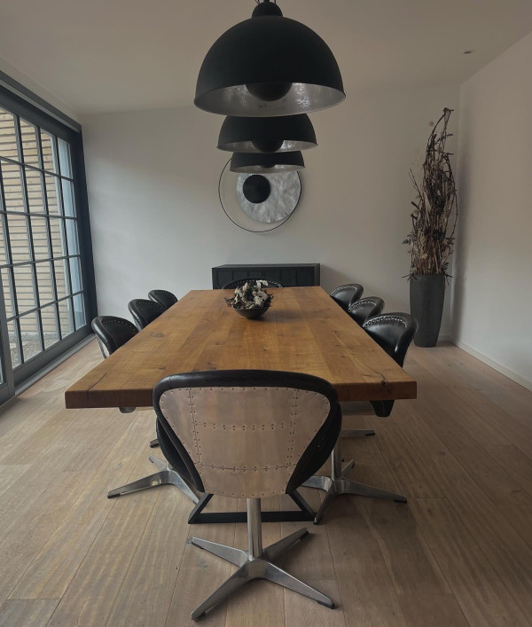 Großer Esstisch aus Holz mit modernen Stühlen